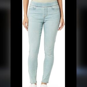 Levi Pull-On Skinny Jeans